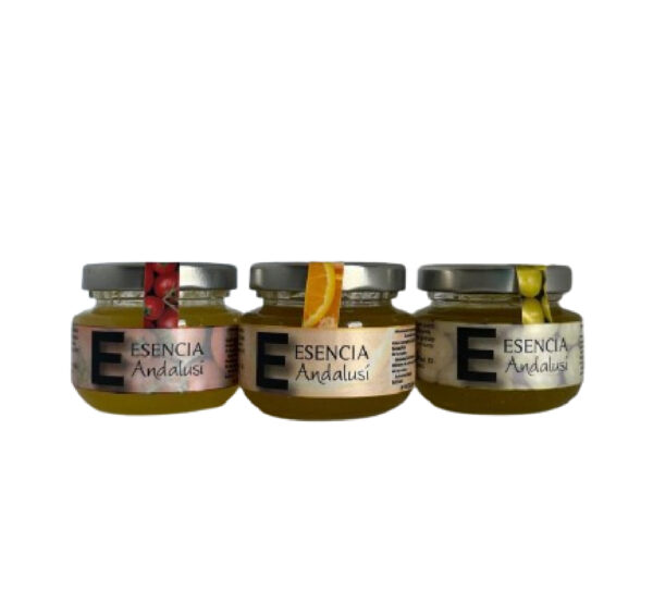 Pack de 3 Mermeladas Artesanales (50g cada una) Este encantador pack de mermeladas artesanales presenta una variedad exquisita de sabores en frascos de 50 gramos cada uno. Cada mermelada está meticulosamente elaborada con ingredientes naturales seleccionados, garantizando una experiencia gastronómica auténtica y deliciosa. Contenido del Pack: Mermelada de Tomate: Una combinación sorprendente de dulzura y acidez, ideal para acompañar quesos o como ingrediente en recetas gourmet. Mermelada de Naranja: Confeccionada con naranjas frescas, ofrece un equilibrio perfecto entre lo dulce y lo cítrico, ideal para untar en tostadas o como complemento en postres. Mermelada de Aceite de Oliva: Innovadora y sofisticada, esta mermelada combina el suave sabor del aceite de oliva con una sutil dulzura, perfecta para disfrutar con panes artesanales o para dar un toque gourmet a cualquier plato. Características del Pack: Calidad Artesanal: Elaboradas en pequeños lotes para preservar la frescura y el sabor auténtico de cada ingrediente. Versatilidad: Perfectas para ser disfrutadas en desayunos, meriendas o como parte de una tabla de quesos y embutidos. Presentación Elegante: Envueltas con etiquetas artesanales que reflejan el cuidado y la atención dedicados a cada producto, ideal como regalo gourmet o para deleit