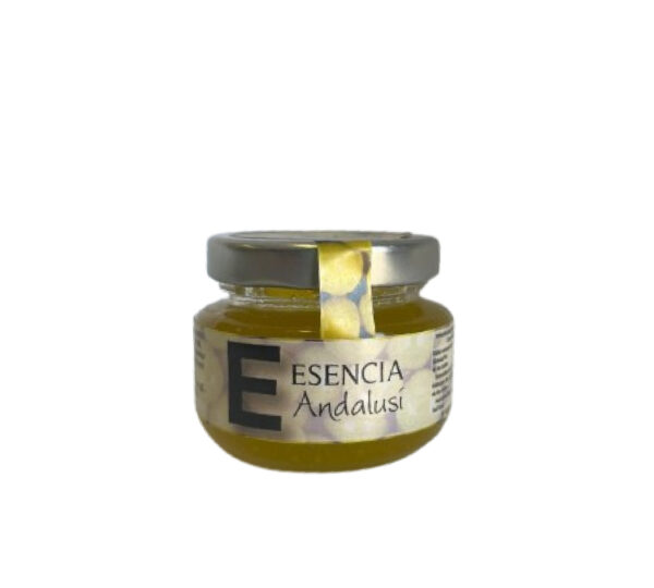 Mermelada de Aceite de Oliva Virgen Extra 50 gr Premium Picual Experimenta la elegancia y el sabor sofisticado con nuestra mermelada de Aceite de Oliva Virgen Extra Picual, en una presentación premium de 50 gramos. Elaborada con los aceites más selectos de la variedad Picual, esta mermelada redefine los estándares gourmet con su equilibrio perfecto entre la suavidad del aceite de oliva y una dulzura sutil. Características destacadas: Origen y Calidad: Proveniente de olivares seleccionados, el aceite de oliva virgen extra Picual se caracteriza por su sabor robusto y frutado, que se fusiona armoniosamente en esta mermelada. Proceso Artesanal: Preparada meticulosamente en pequeños lotes, esta mermelada conserva la frescura y autenticidad de sus ingredientes naturales. Cocinada a fuego lento para preservar sus sabores intensos y su textura cremosa. Versatilidad en el Uso: Ideal para acompañar platos gourmet como quesos añejos o foie gras, o para elevar el sabor de ensaladas y carnes asadas con un toque refinado y delicado. Ingredientes Naturales: Libre de conservantes y colorantes artificiales, esta mermelada garantiza una experiencia culinaria pura y auténtica, directamente de la naturaleza a tu mesa. Sugerencias de Consumo: Disfruta de esta mermelada de Aceite de Oliva Virgen Extra Picual como un complemento exclusivo en tu cocina. Úsala para maridar platos sofisticados o simplemente para dar un toque de distinción a tus desayunos y meriendas. Su perfil elegante y suave hace de cada bocado una experiencia gourmet inolvidable. Presentación y Calidad Premium: La presentación en frasco de 50 gramos asegura la frescura y la calidad de la mermelada, listo para ser disfrutado o regalado como un detalle gourmet de lujo. Su etiqueta elegante refleja la excelencia y el cuidado con el que se ha elaborado este producto exclusivo. Conclusión: Descubre la perfección culinaria con nuestra mermelada de Aceite de Oliva Virgen Extra Picual. Con cada cucharada, te deleitarás con el sabor intenso y la textura sedosa de este producto premium, ideal para quienes aprecian la autenticidad y la exquisitez en cada detalle gastronómico.