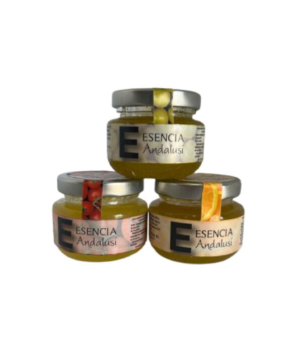 Pack de 3 Mermeladas Artesanales (50g cada una) Este encantador pack de mermeladas artesanales presenta una variedad exquisita de sabores en frascos de 50 gramos cada uno. Cada mermelada está meticulosamente elaborada con ingredientes naturales seleccionados, garantizando una experiencia gastronómica auténtica y deliciosa. Contenido del Pack: Mermelada de Tomate: Una combinación sorprendente de dulzura y acidez, ideal para acompañar quesos o como ingrediente en recetas gourmet. Mermelada de Naranja: Confeccionada con naranjas frescas, ofrece un equilibrio perfecto entre lo dulce y lo cítrico, ideal para untar en tostadas o como complemento en postres. Mermelada de Aceite de Oliva: Innovadora y sofisticada, esta mermelada combina el suave sabor del aceite de oliva con una sutil dulzura, perfecta para disfrutar con panes artesanales o para dar un toque gourmet a cualquier plato. Características del Pack: Calidad Artesanal: Elaboradas en pequeños lotes para preservar la frescura y el sabor auténtico de cada ingrediente. Versatilidad: Perfectas para ser disfrutadas en desayunos, meriendas o como parte de una tabla de quesos y embutidos. Presentación Elegante: Envueltas con etiquetas artesanales que reflejan el cuidado y la atención dedicados a cada producto, ideal como regalo gourmet o para deleit